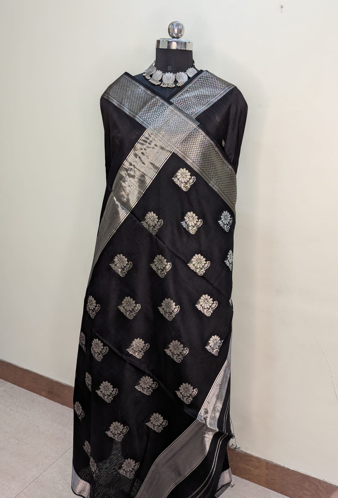 Handloom Black Maheshwari Cotton Silk Saree with silver border & buties - Image 4