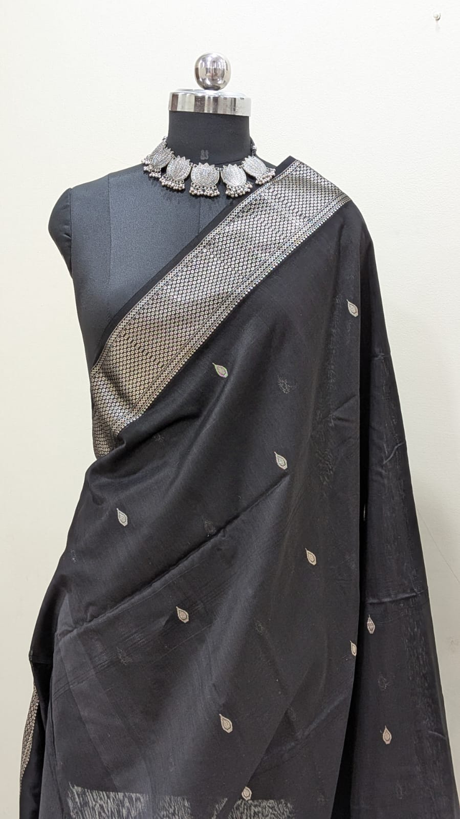 Handloom Black Maheshwari Cotton Silk Saree with silver border & buties - Image 3