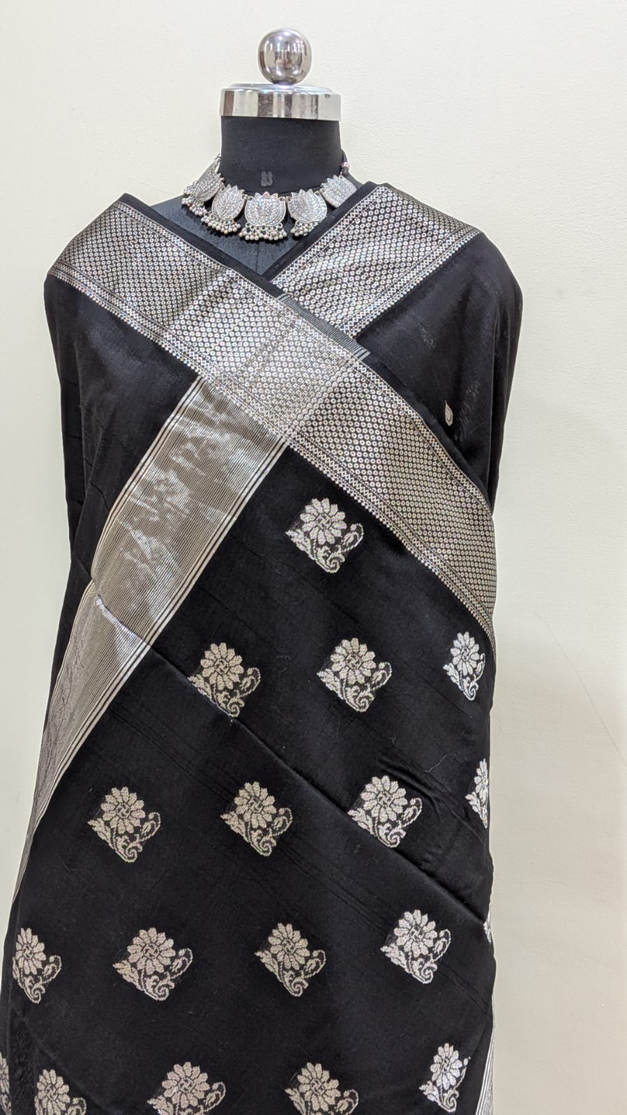 Handloom Black Maheshwari Cotton Silk Saree with silver border & buties - Image 2
